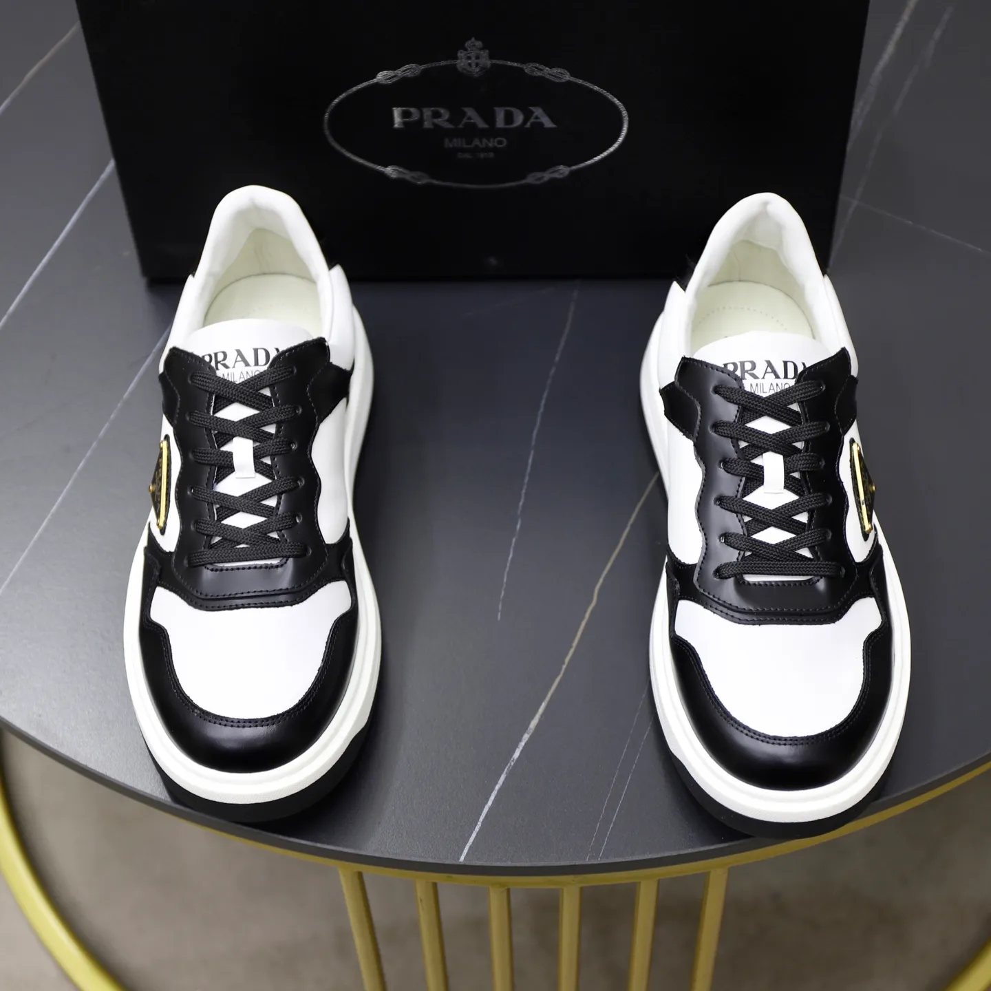 Factory price: 740💰Top original order Brand: PRADA (Prada) Standard code: Men's size 38/44 (45 can be customized) Grade: Same as the official website Material: Original cowhide stitching imported cowhide lining Original combination two-color wear-resistant soft outsole Style category: Leisure and sports version Young fashion European and American trend British style Color: Real picture color
